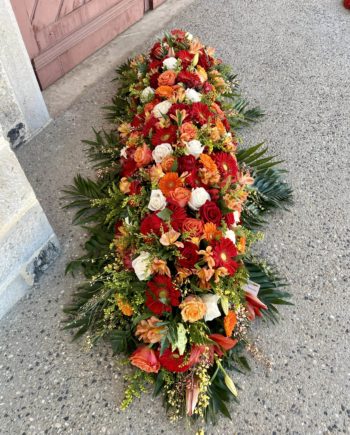 raquette allongée de fleurs fraiches composition florale pour deuil livraison sur le lieu de la ceremonie a grezieu la varenne, craponne, brindas vaugneray francheville