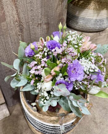 Bouquet violet,Bouquet de fleurs fraîches livré à Craponne par Nataly Fleurs, artisan fleuriste local spécialisé en compositions florales champêtres et livraison rapide à domicile